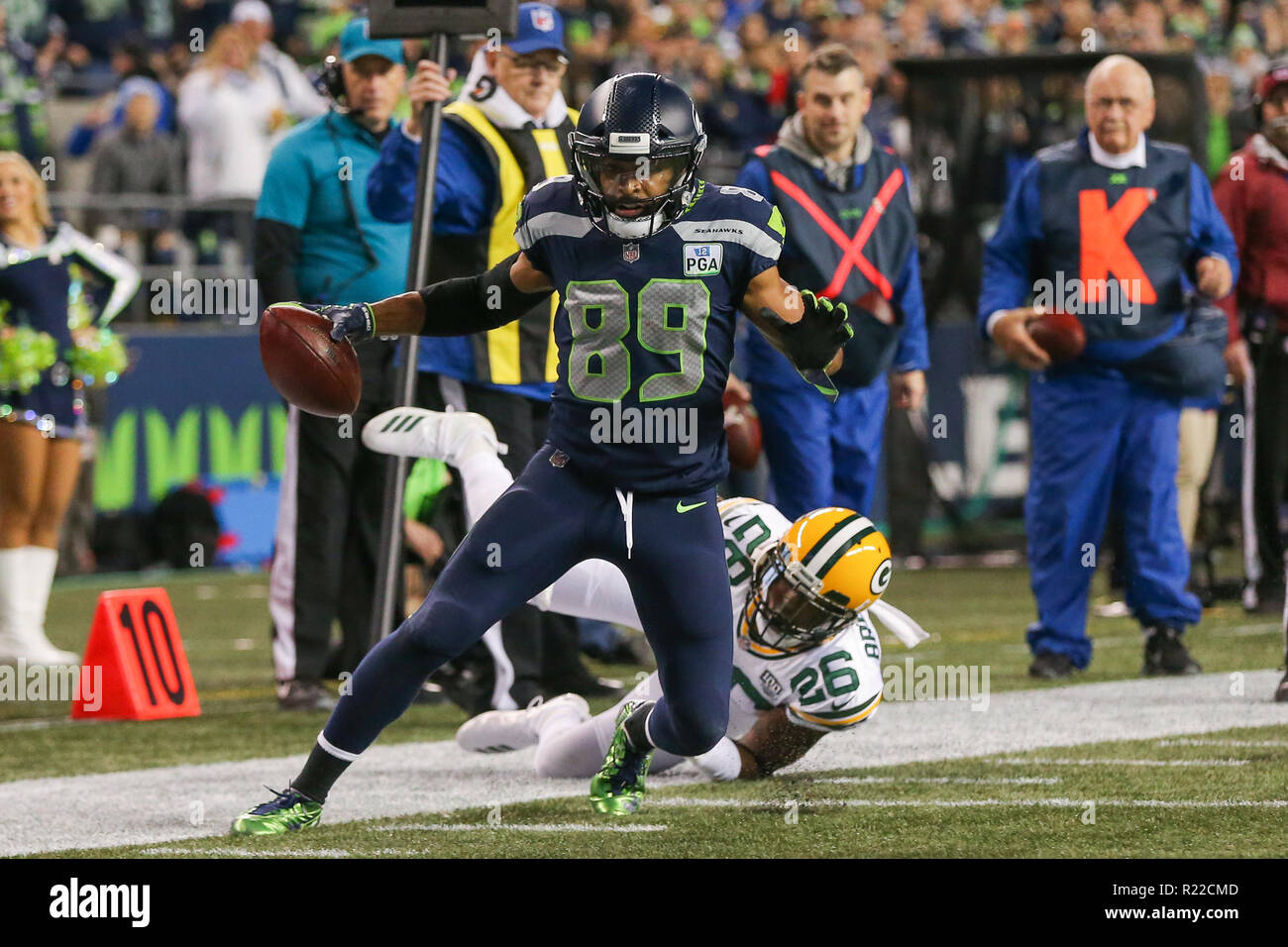 Seattle, WA, Stati Uniti d'America. Xv Nov, 2018. Seattle Seahawks wide receiver Doug Baldwin (89) tenta di outstretch la palla mentre Green Bay Packers cornerback Bashaud Breeland (26) viene chiamato per una maschera facciale penalità durante un gioco tra il Green Bay Packers e Seattle Seahawks al campo CenturyLink a Seattle, WA. Seahawks sconfiggere gli imballatori 27-24. Sean marrone/CSM/Alamy Live News Foto Stock