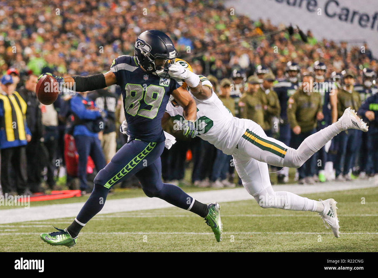 Seattle, WA, Stati Uniti d'America. Xv Nov, 2018. Seattle Seahawks wide receiver Doug Baldwin (89) tenta di outstretch la palla mentre Green Bay Packers cornerback Bashaud Breeland (26) viene chiamato per una maschera facciale penalità durante un gioco tra il Green Bay Packers e Seattle Seahawks al campo CenturyLink a Seattle, WA. Seahawks sconfiggere gli imballatori 27-24. Sean marrone/CSM/Alamy Live News Foto Stock