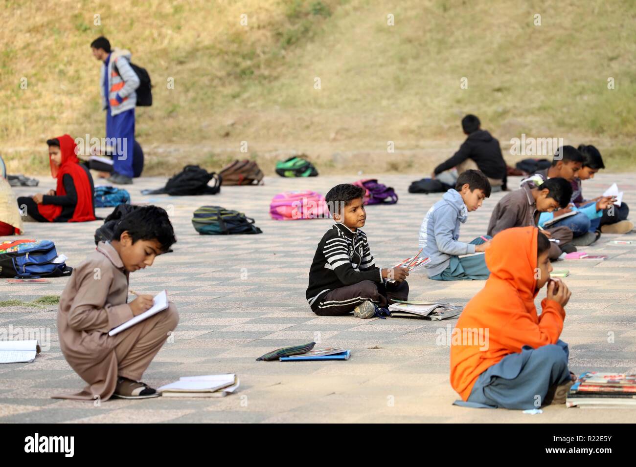 Islamabad, Pakistan. Xv Nov, 2018. I bambini di studio presso la scuola di fortuna in un parco pubblico a Islamabad, la capitale del Pakistan, su nov. 15, 2018. Un nuovo rapporto da Human Rights Watch (HRW) ha rivelato che quasi 22,5 milioni di bambini pakistani sono al di fuori della scuola, di cui la maggior parte sono ragazze, i media locali hanno riferito il Mercoledì. Credito: Ahmad Kamal/Xinhua/Alamy Live News Foto Stock