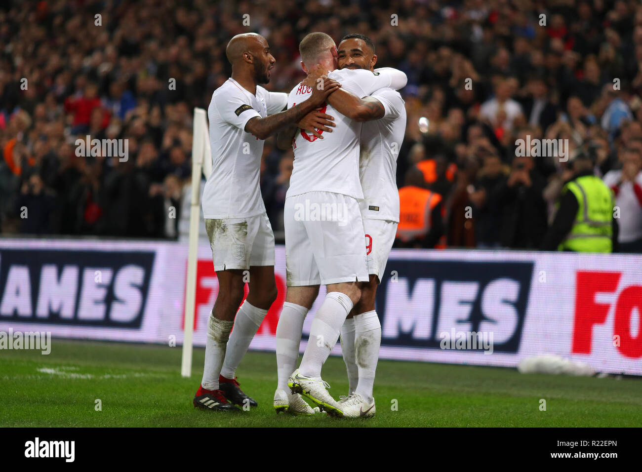 Londra, Regno Unito. 15 Novembre, 2018. Callum Wilson di Inghilterra celebra con Wayne Rooney dopo aver segnato il terzo obiettivo, mettendo in Inghilterra 3-0 avanti - Inghilterra e Stati Uniti, amichevole internazionale, lo Stadio di Wembley, London - 15 novembre 2018 Credit: Richard Calver/Alamy Live News Foto Stock