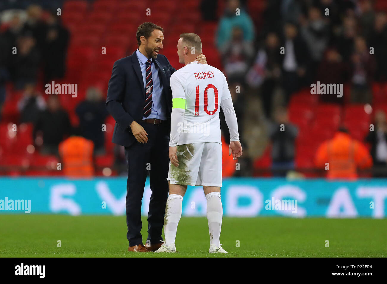 Londra, Regno Unito. 15 Novembre, 2018. Manager di Inghilterra, Gareth Southgate con Wayne Rooney in Inghilterra dopo la sua partita finale per l'Inghilterra - Inghilterra e Stati Uniti, amichevole internazionale, lo Stadio di Wembley, London - 15 novembre 2018 Credit: Richard Calver/Alamy Live News Foto Stock