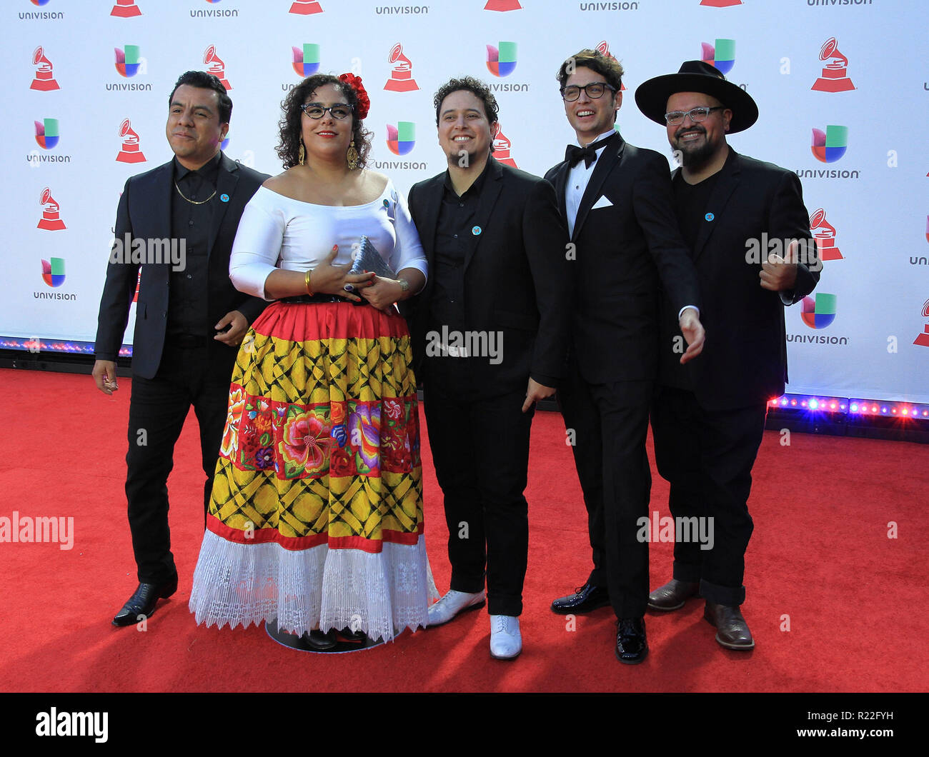 Las Vegas, Nevada, USA. 15 Novembre, 2018. La Marisoul, Jose Carlos, Alex Bendana, Miguel Ramirez, Gloria Estrada, Hugo Vargas del gruppo di musica La Santa Cecilia assiste il xix annuale di Latin Grammy Awards al MGM Grand Garden Arena il 15 novembre 2018 a Las Vegas, Nevada. Foto: imageSPACE/MediaPunch Credito: MediaPunch Inc/Alamy Live News Foto Stock