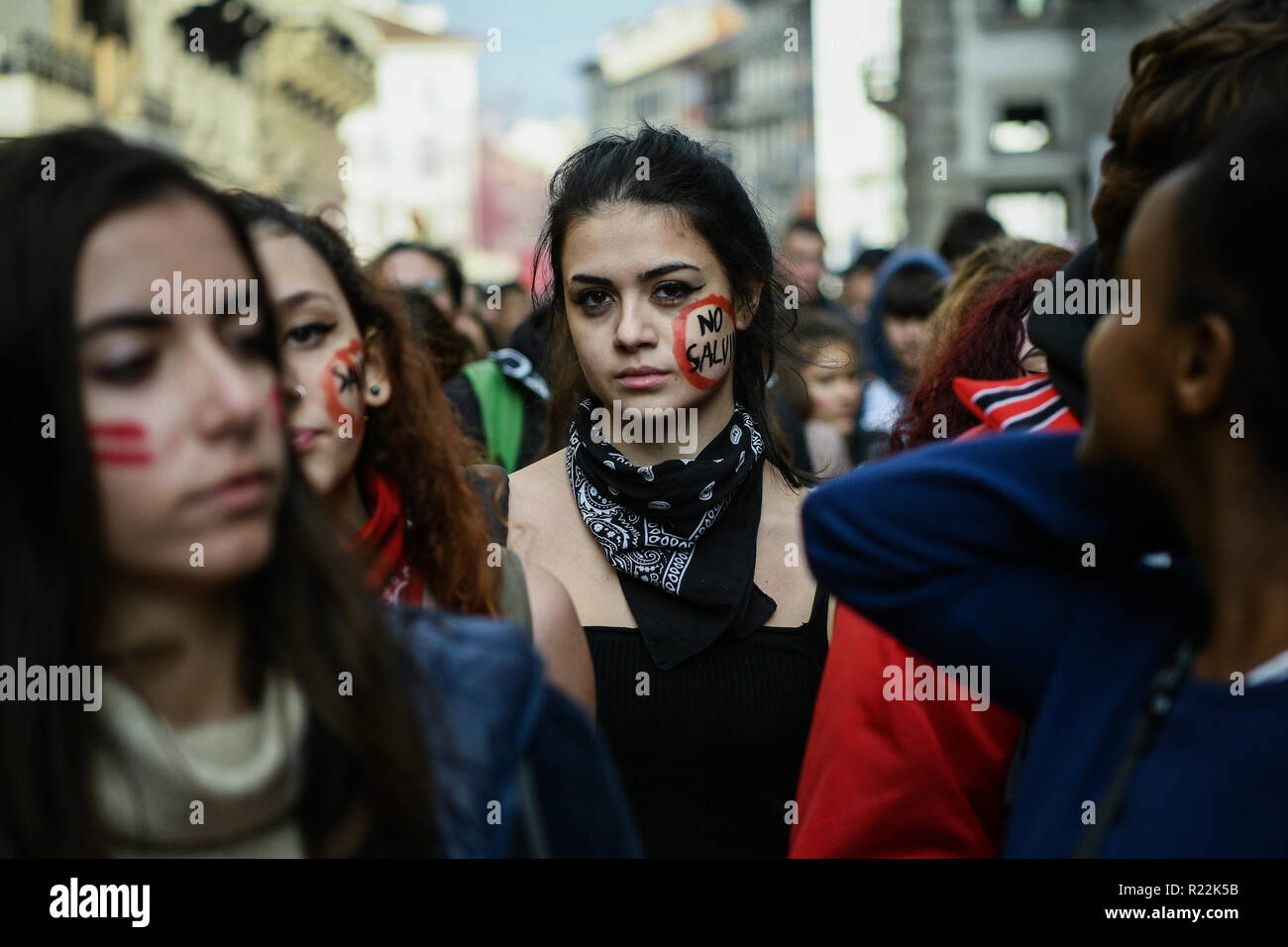 Milano, Italia - 16 Novembre 2018: un giovane manifestante visualizza una nota sulla sua guancia che legge 'n' Salvini come Lei prende parte al 'No Salvini Day' gli studenti protestano Credito: Piero Cruciatti/Alamy Live News Foto Stock