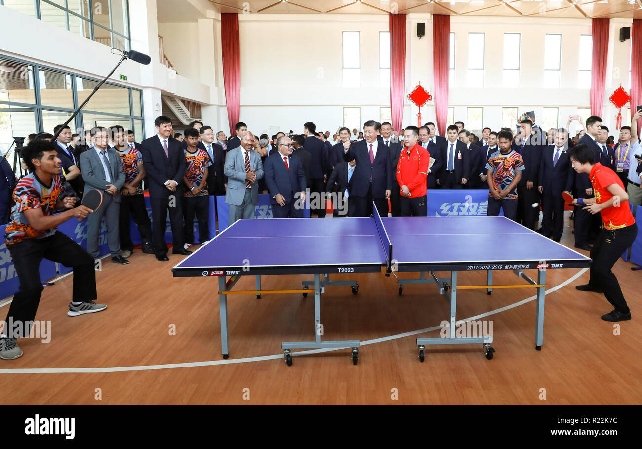 (181116) -- PORT MORESBY, nov. 16, 2018 (Xinhua) -- Il presidente cinese Xi Jinping e Papua Nuova Guinea (PNG) il Primo Ministro Peter O'Neill interagiscono con il cinese ping pong allenatori che seguono programmi di formazione atleti locali mentre touring Butuka Academy, un PNG e Cina amicizia scuola, a Port Moresby, PNG, su nov. 16, 2018. Xi li ha incoraggiati a essere messaggeri di cordiale tra i due popoli. (Xinhua/Pang Xinglei) (zyd) Foto Stock