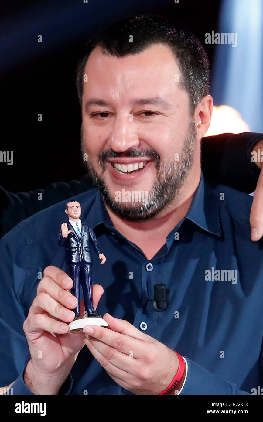 Il ministro italiano degli Affari Interni Matteo Salvini. È stato dotato di una statuetta di Luigi Di Maio Roma il 16 novembre 2018. Talk show "Nemo". Foto di Samantha Zucchi Insidefoto Foto Stock