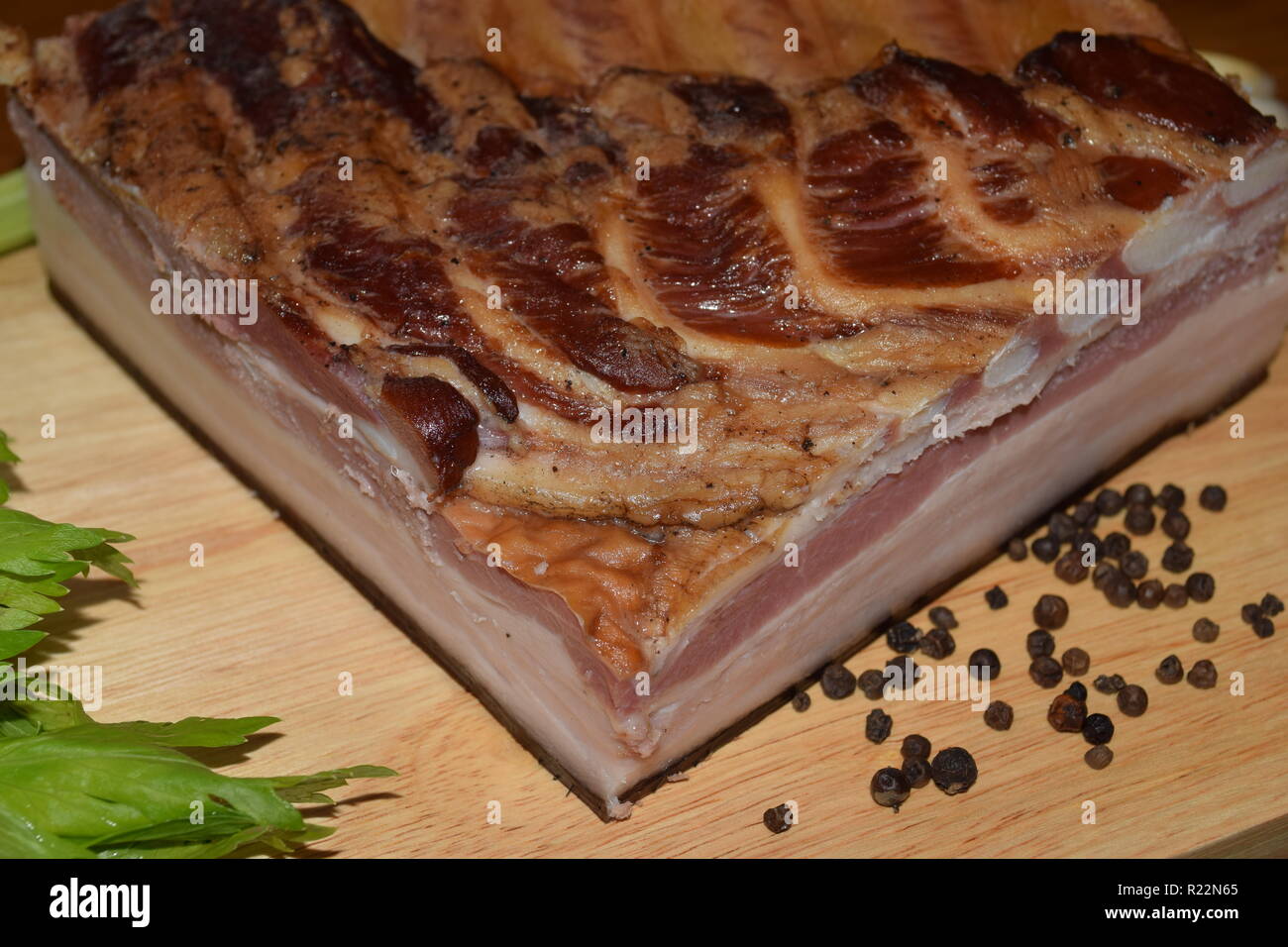Tutta la fama di 'Smoked Bacon' Tedesco - Cibo, completamente indurito e affumicato di pancetta di maiale sul piatto di legno secondo la nonna ricetta e tecnica. Foto Stock