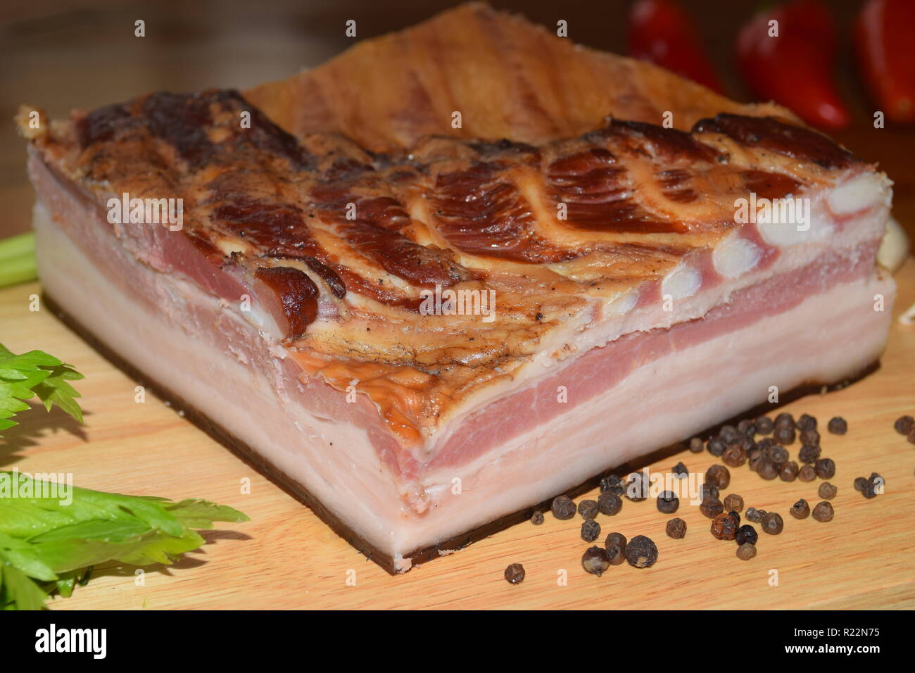 Tutta la fama di 'Smoked Bacon' Tedesco - Cibo, completamente indurito e affumicato di pancetta di maiale sul piatto di legno secondo la nonna ricetta e tecnica. Foto Stock