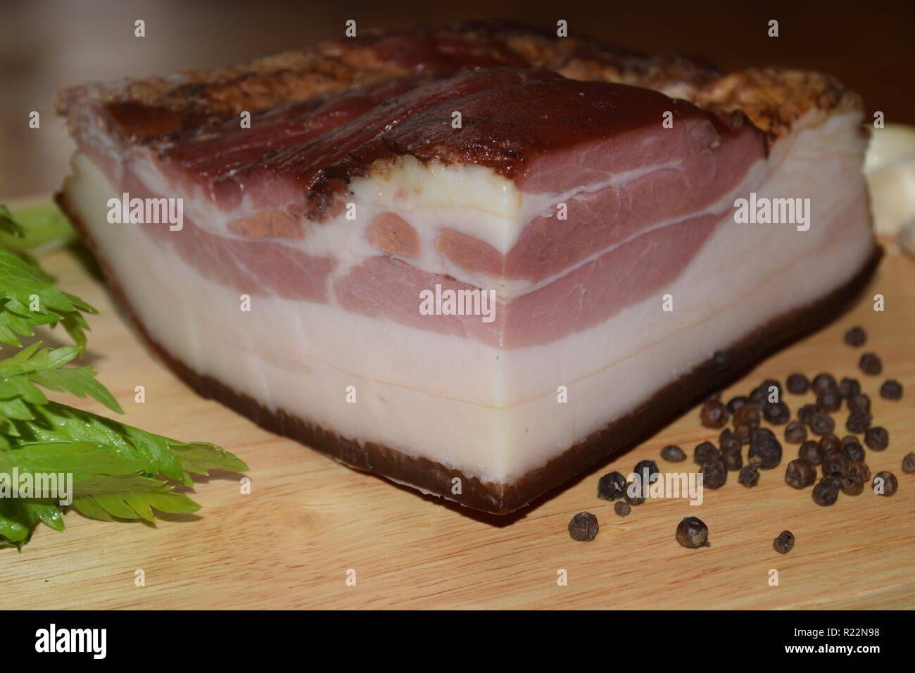 Tutta la fama di 'Smoked Bacon' Tedesco - Cibo, completamente indurito e affumicato di pancetta di maiale sul piatto di legno secondo la nonna ricetta e tecnica. Foto Stock