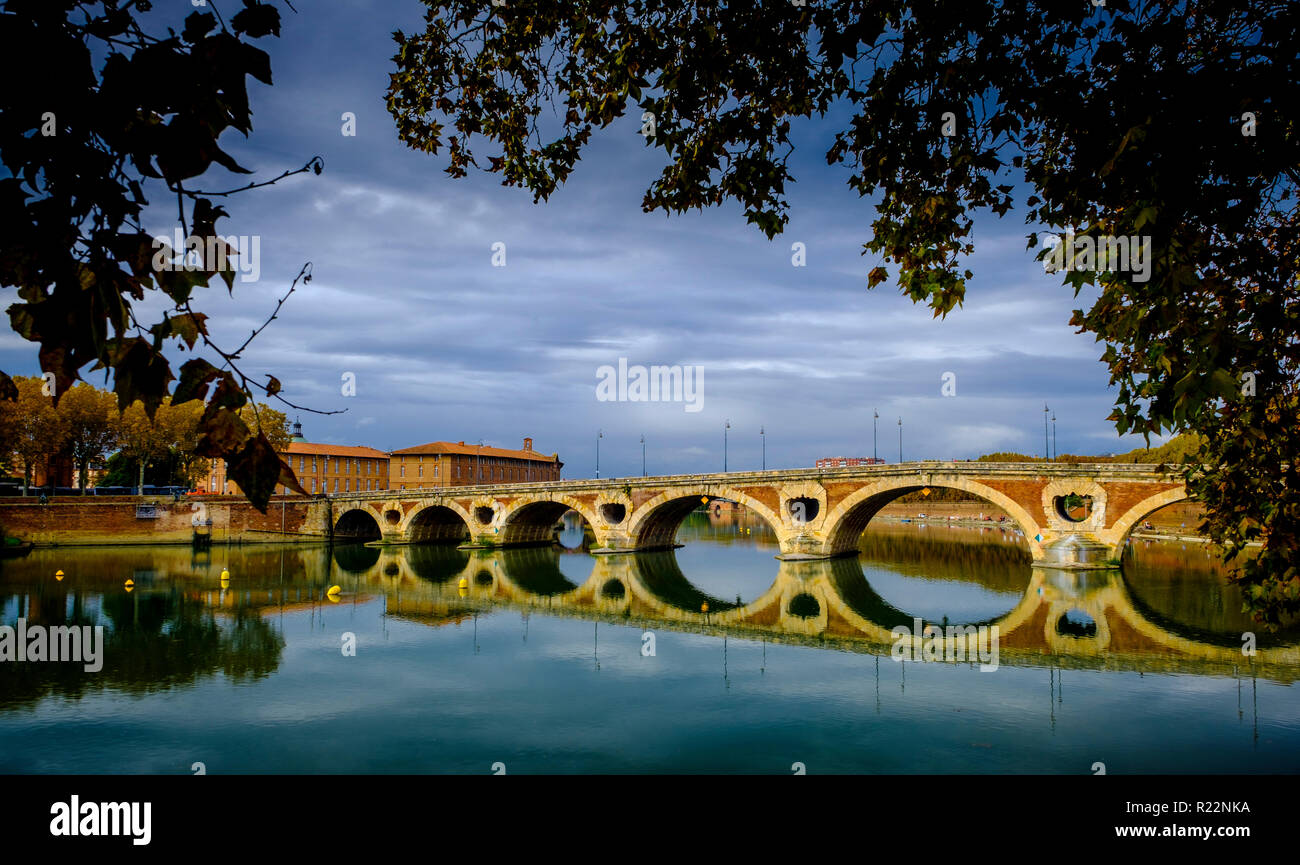 Il Pont Neuf oltre il fiume Garonne di Tolosa, Francia Foto Stock