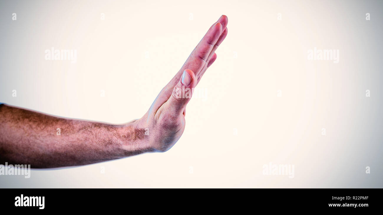Mano di uomo fingendo di toccare lo schermo invisibile Foto Stock