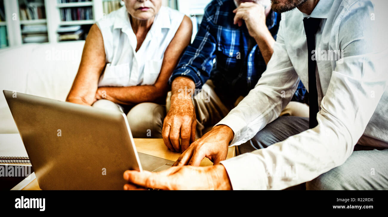 Coppia senior pianificare i loro investimenti con il consulente finanziario Foto Stock