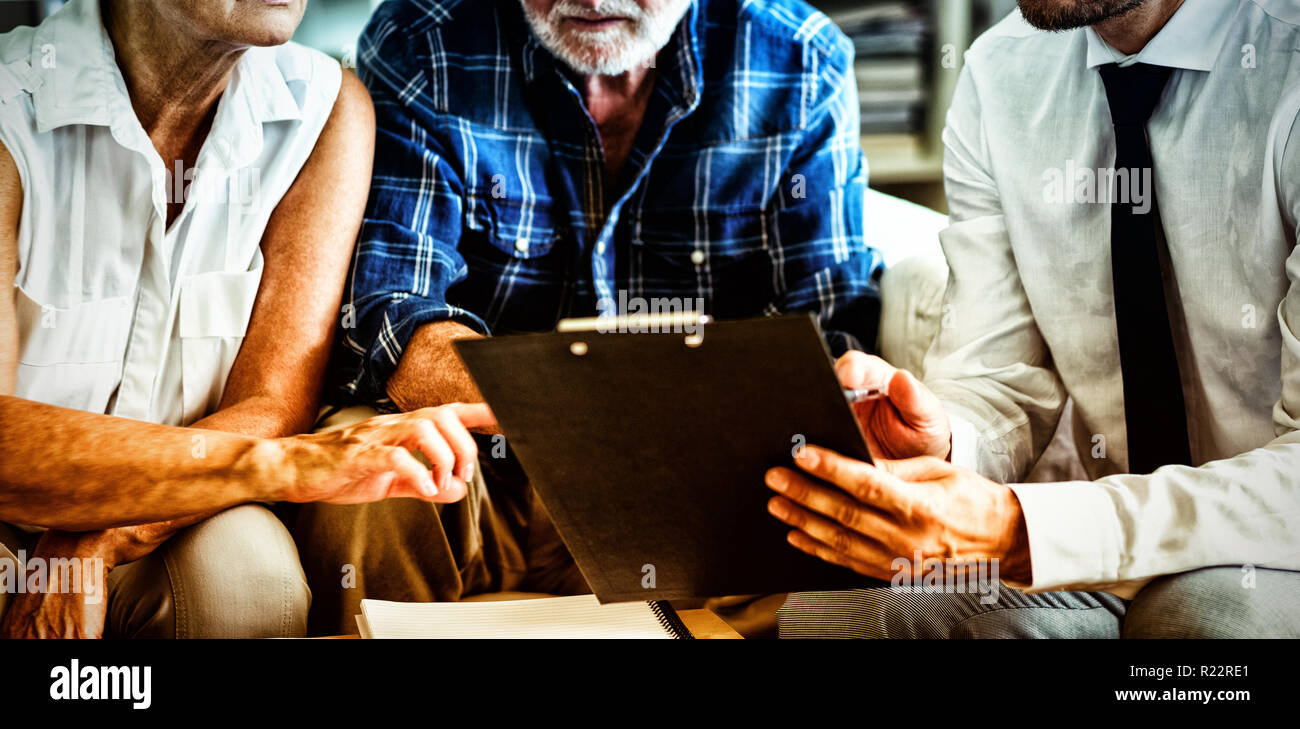 Coppia senior pianificare i loro investimenti con il consulente finanziario Foto Stock