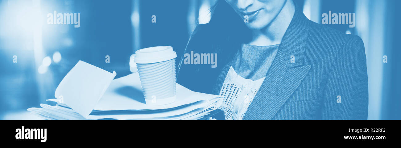 Imprenditrice che trasportano pila di cartelle di file Foto Stock