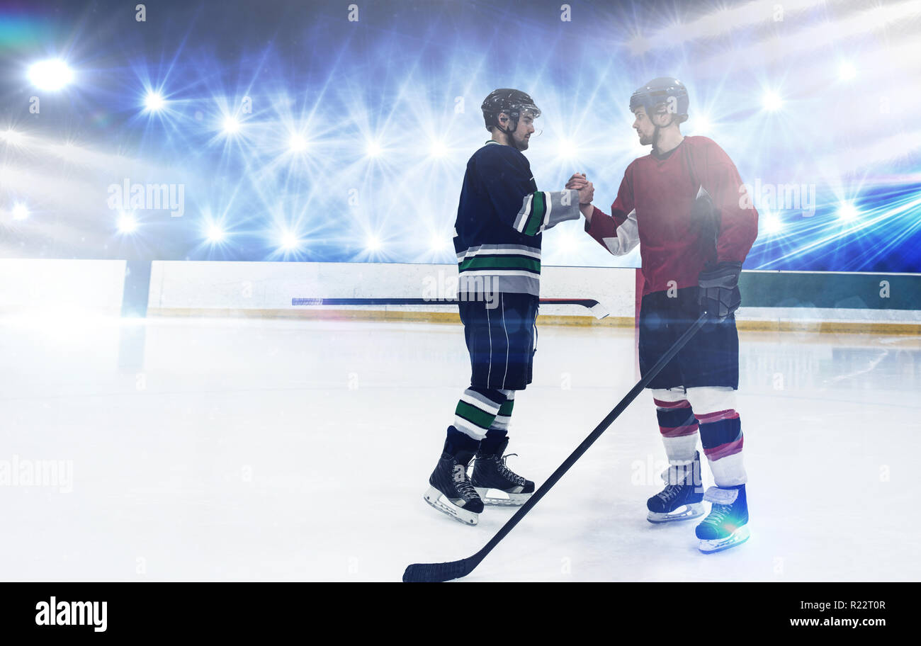 Immagine composita di giocatori di hockey su ghiaccio agitando mani alla pista di pattinaggio Foto Stock