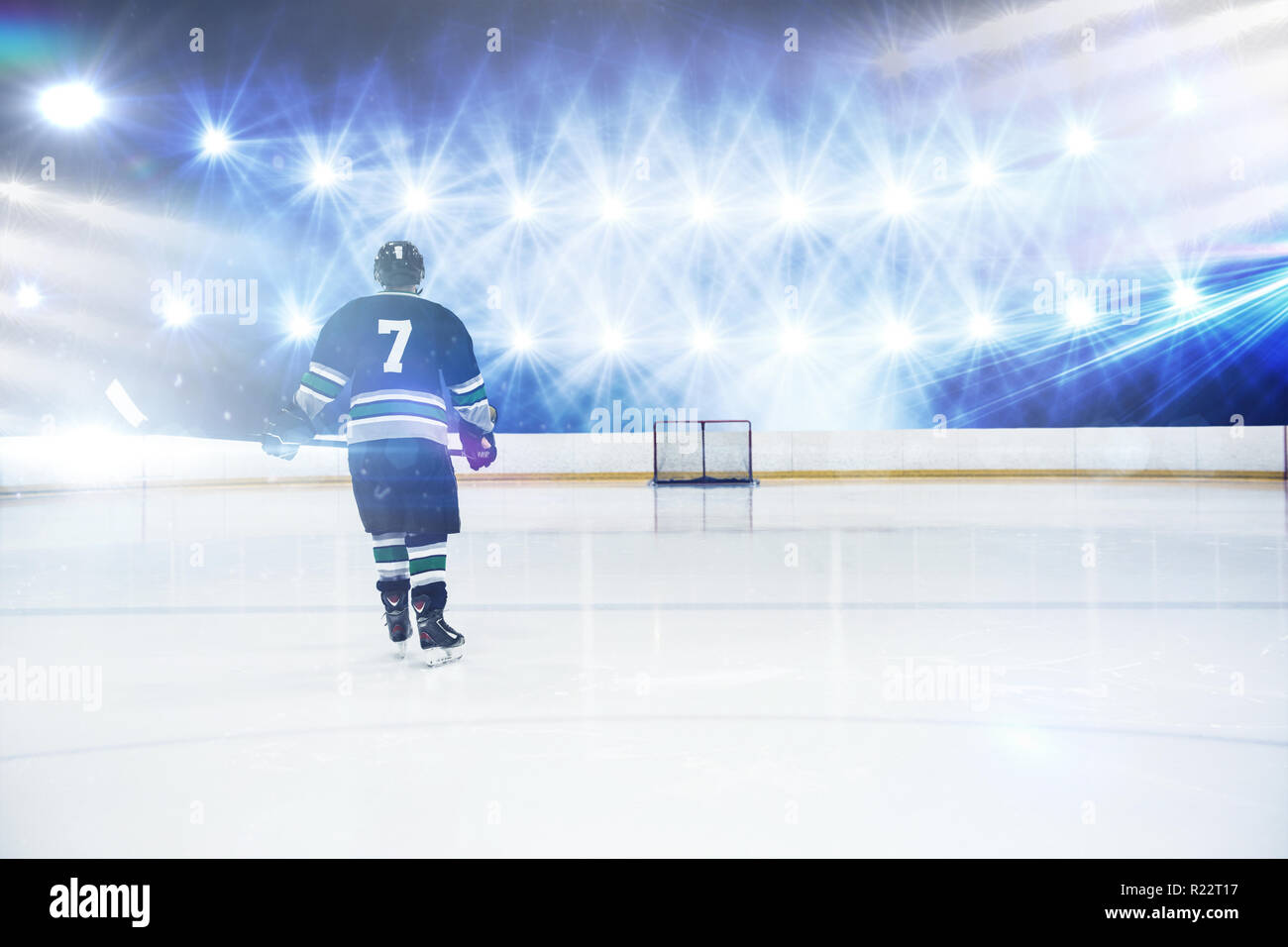 Immagine composita della vista posteriore del giocatore di hockey su ghiaccio stick Foto Stock