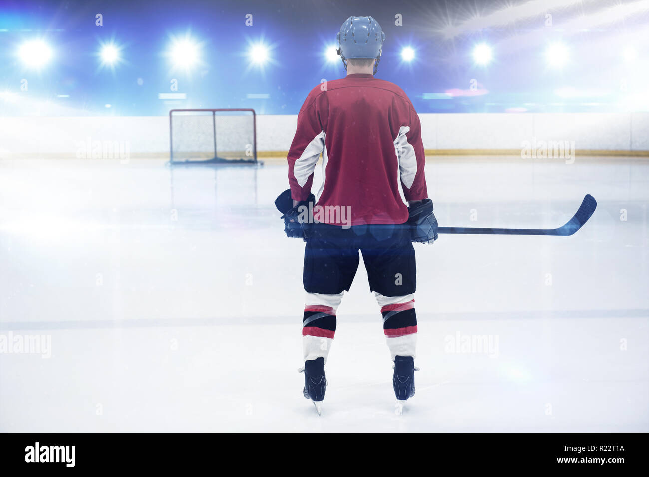 Immagine composita della vista posteriore del giocatore di hockey a pista di pattinaggio su ghiaccio Foto Stock