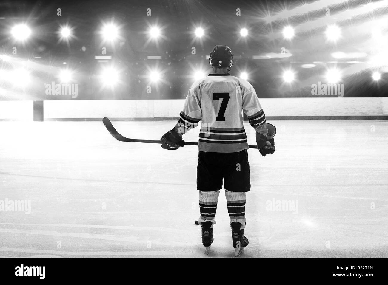 Immagine composita del giocatore di hockey con la mazza da hockey in piedi sul ghiaccio Foto Stock