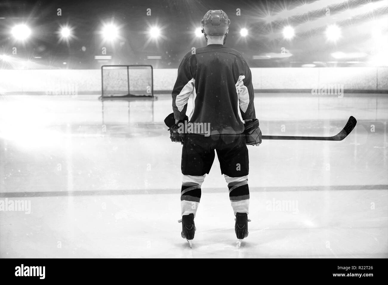 Immagine composita della vista posteriore del giocatore di hockey a pista di pattinaggio su ghiaccio Foto Stock