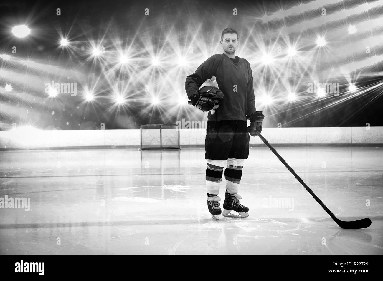Immagine composita del ritratto di hockey su ghiaccio giocatore con casco e stick Foto Stock