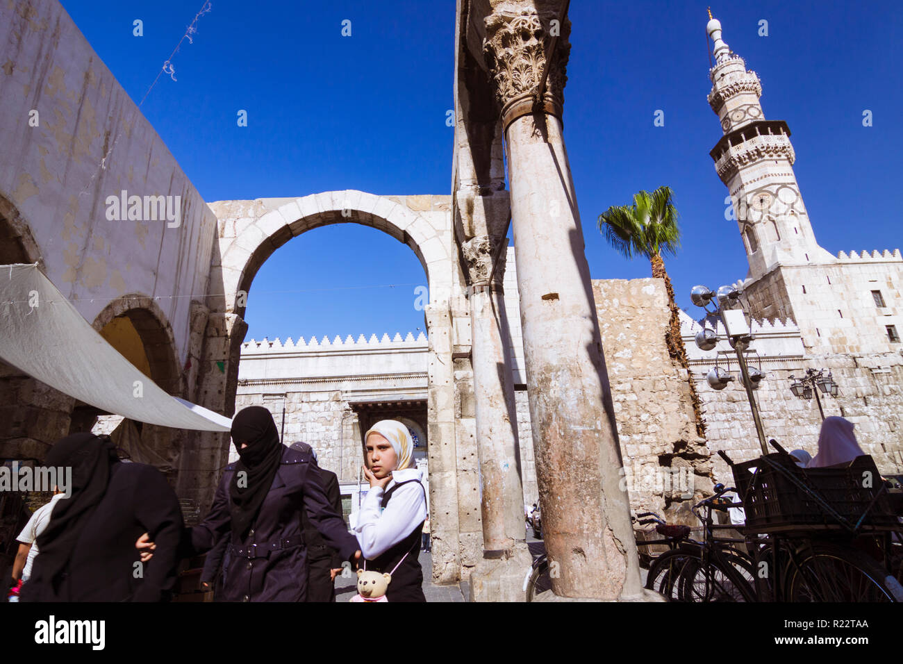 Damasco, Siria : la gente a piedi sotto i resti del romano Tempio di Giove presso l'entrata di Al-Hamidiyah Souq, costruito tra il I secolo A.C. e Foto Stock