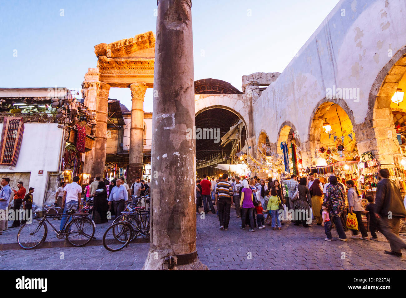 Damasco, Siria : passanti presso i ruderi del romano Tempio di Giove (I secolo A.C. al iv secolo ce) all'ingresso di Al-Hamidiyah Souq. Foto Stock