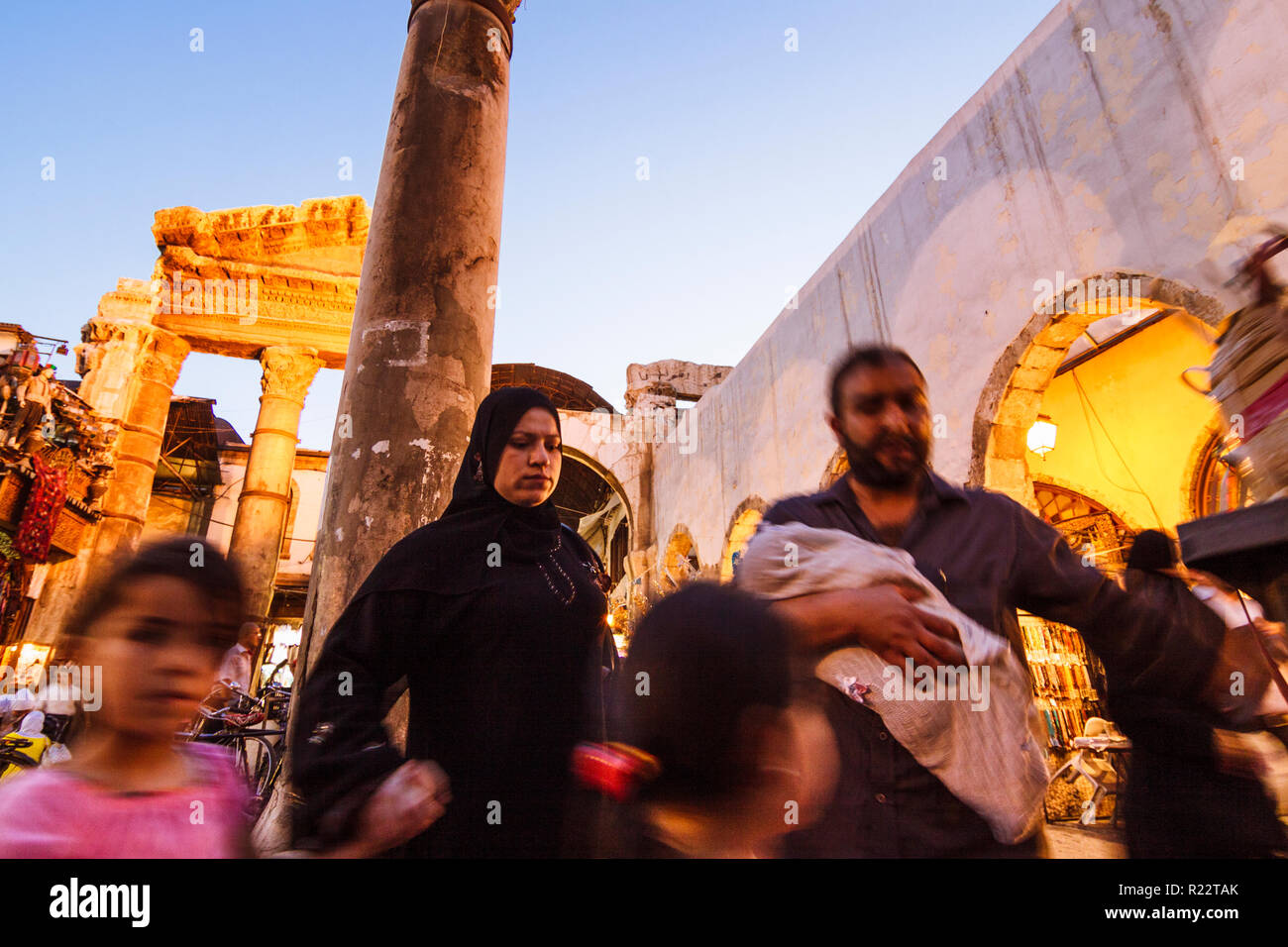 Damasco, Siria : passanti presso i ruderi del romano Tempio di Giove (I secolo A.C. al iv secolo ce) all'ingresso di Al-Hamidiyah Souq. Foto Stock