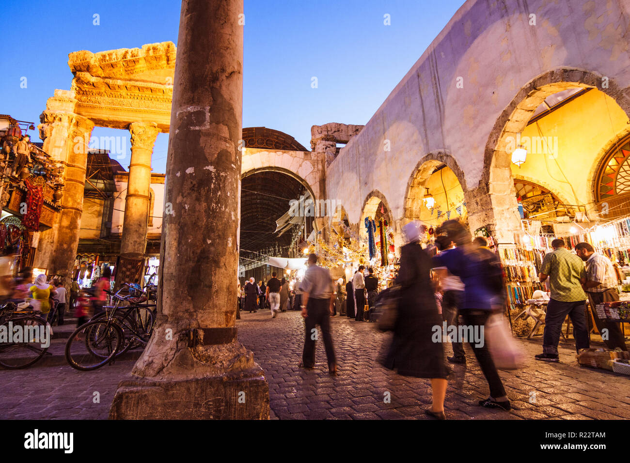 Damasco, Siria : passanti presso i ruderi del romano Tempio di Giove (I secolo A.C. al iv secolo ce) all'ingresso di Al-Hamidiyah Souq. Foto Stock
