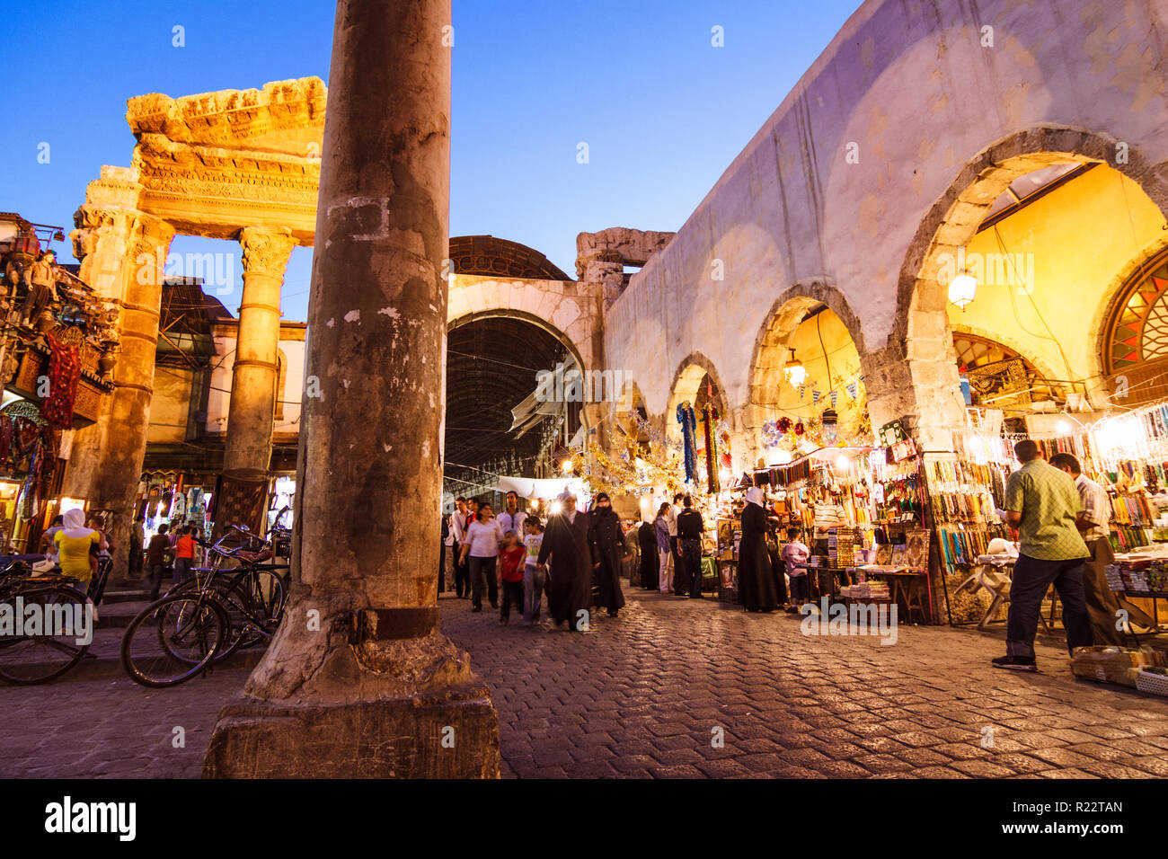 Damasco, Siria : passanti presso i ruderi del romano Tempio di Giove (I secolo A.C. al iv secolo ce) all'ingresso di Al-Hamidiyah Souq. Foto Stock
