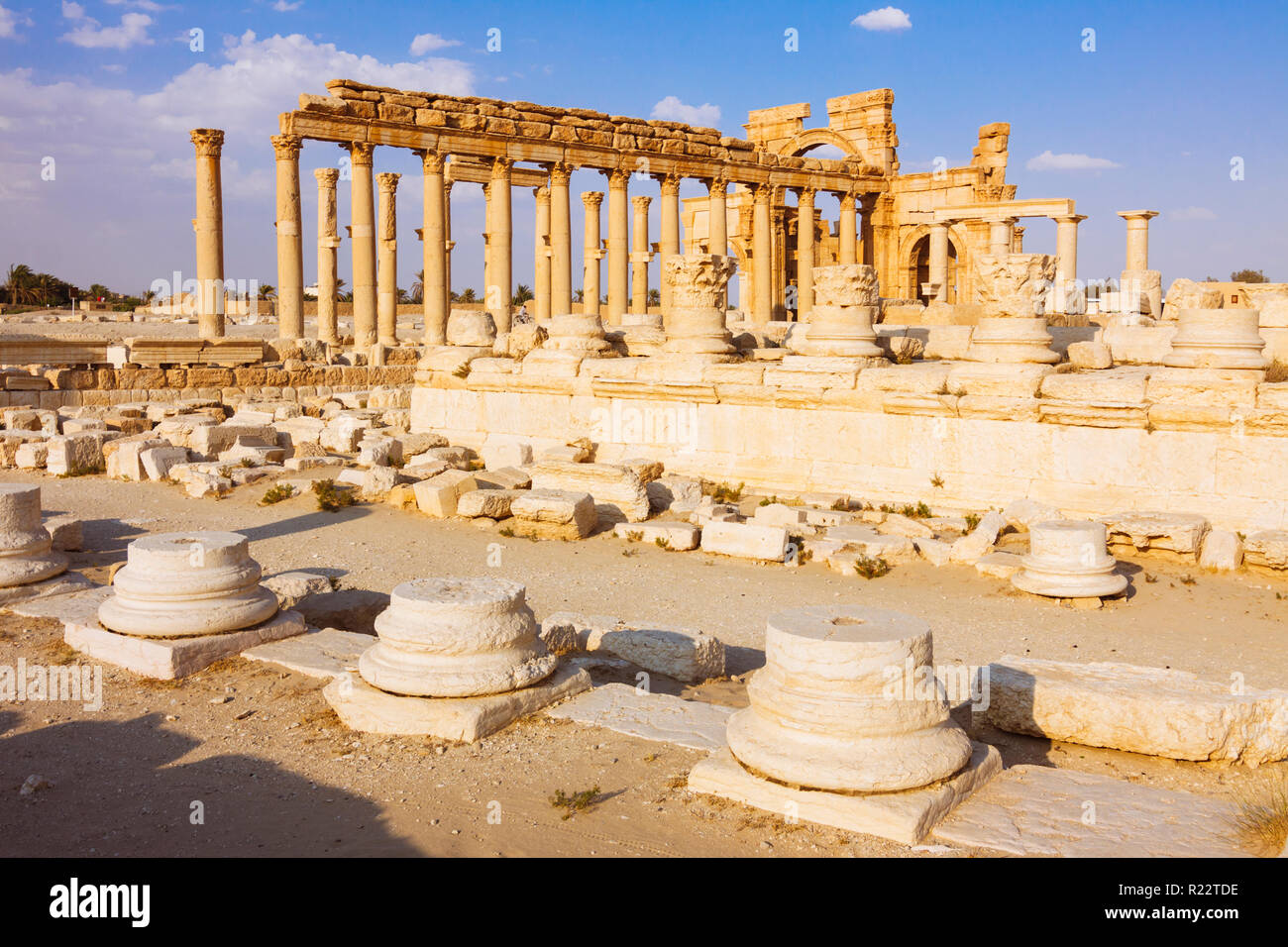 Palmyra, Homs Governatorato, Siria - Maggio 26th, 2009 : GRANDE colonnato e III secolo monumentale arco di trionfo di Palmyra, Romano arco ornamentale Foto Stock