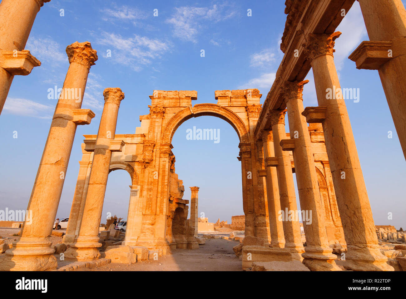 Palmyra, Homs Governatorato, Siria - Maggio 26th, 2009 : GRANDE colonnato e III secolo monumentale arco di trionfo di Palmyra, Romano arco ornamentale Foto Stock