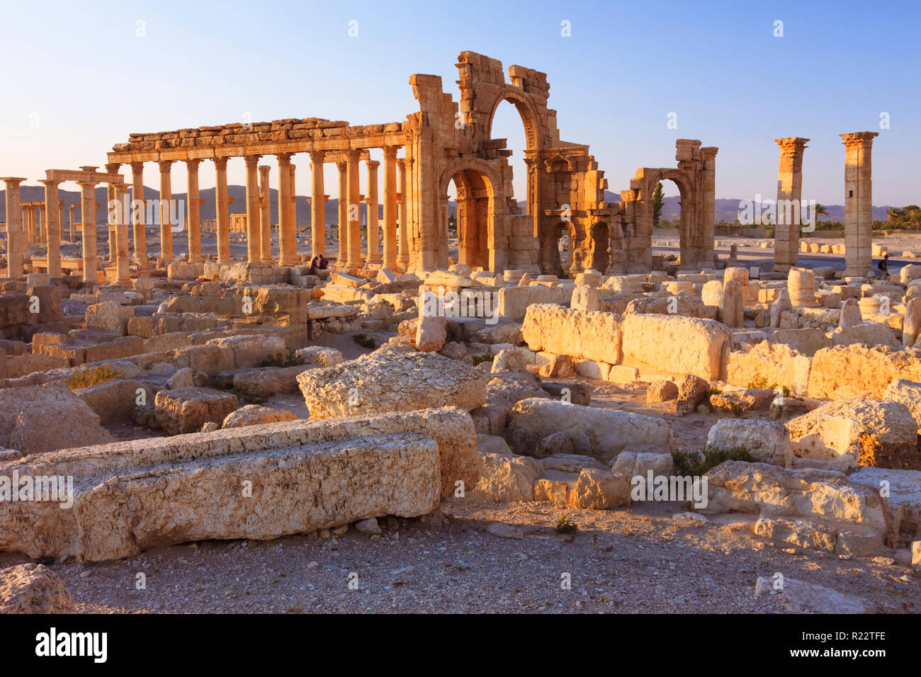 Palmyra, Homs Governatorato, Siria - Maggio 27th, 2009 : GRANDE colonnato e monumentale arco di Palmyra. Il monumentale Arco è stato un terzo secolo ornam Romano Foto Stock