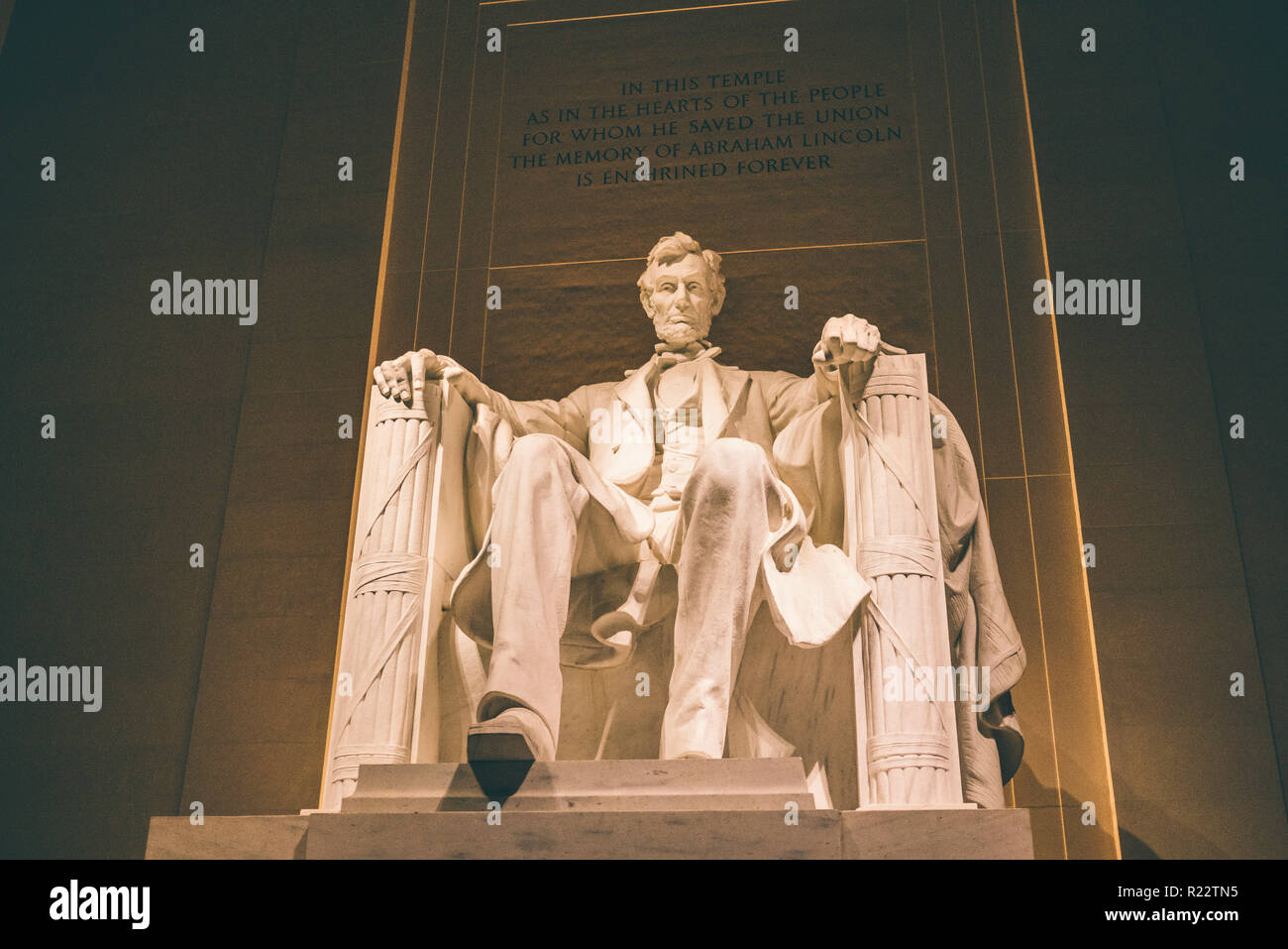 Vista notturna di Abraham Lincoln presso il Lincoln Memorial a Washington D.C. Foto Stock