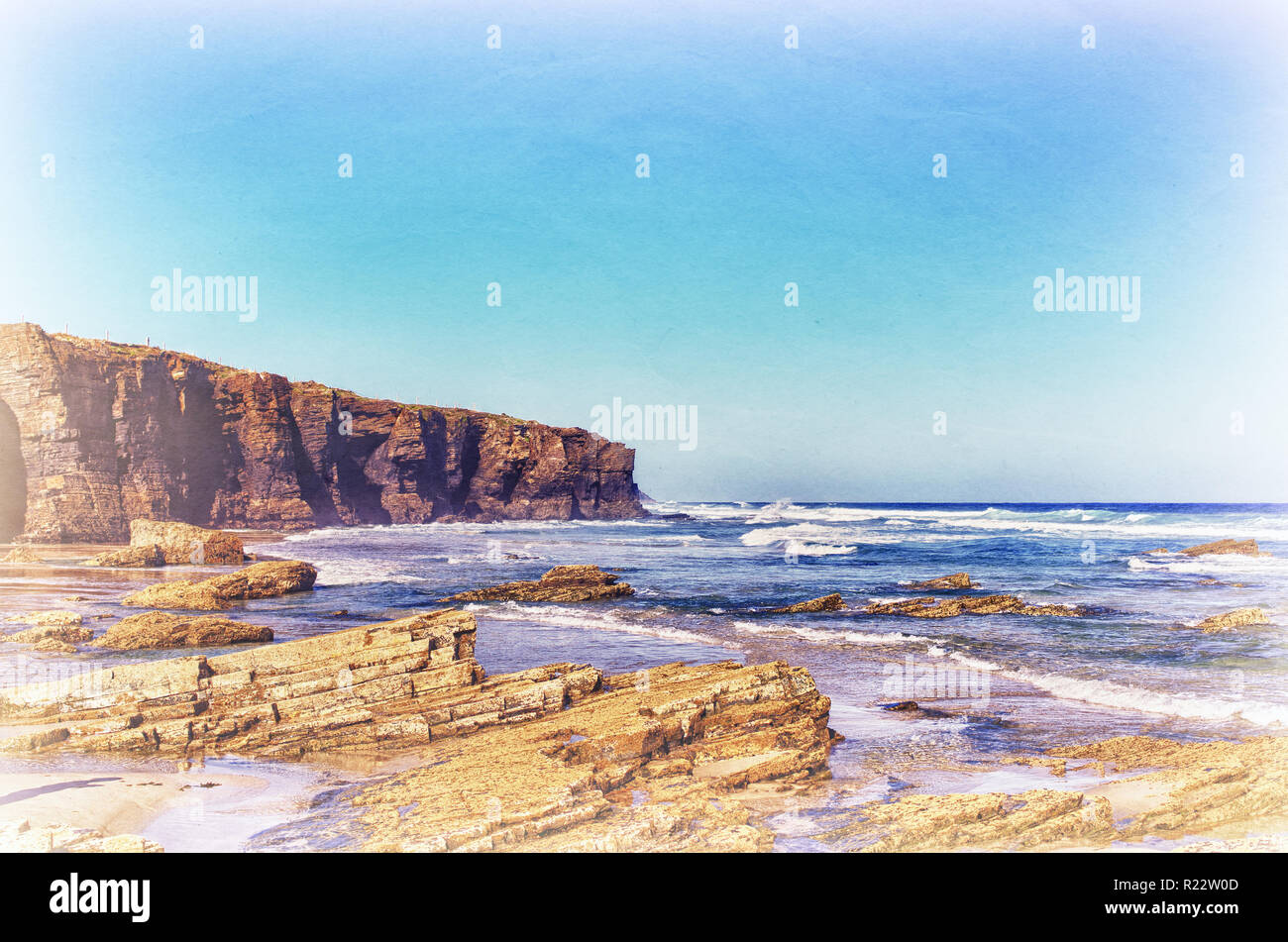Stile retrò foto artistiche di un oceano Atlantico costa rocciosa Foto Stock