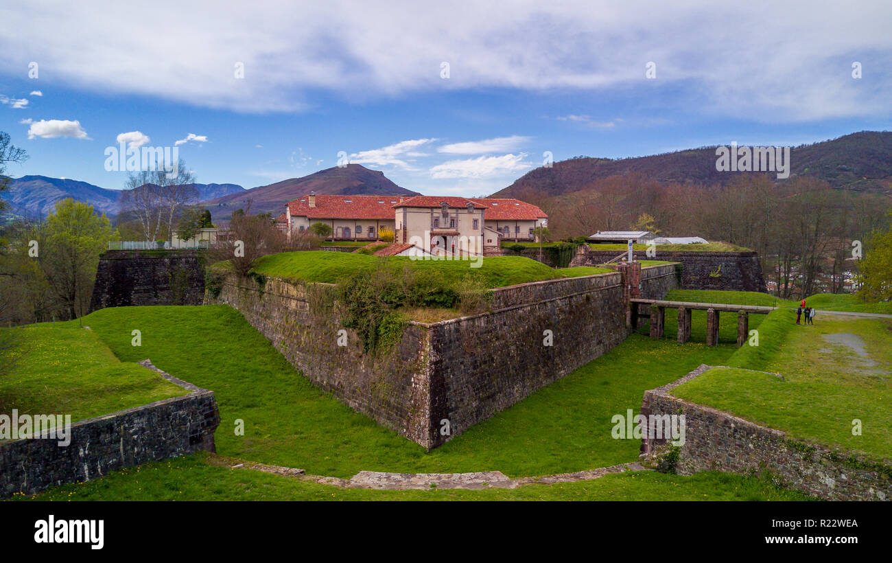 Panoramica aerea di Saint Jean Pied de Port murata medievale cittadina francese e fortezza nei Pirenei nel Paese Basco Francia popolare destinazione Foto Stock