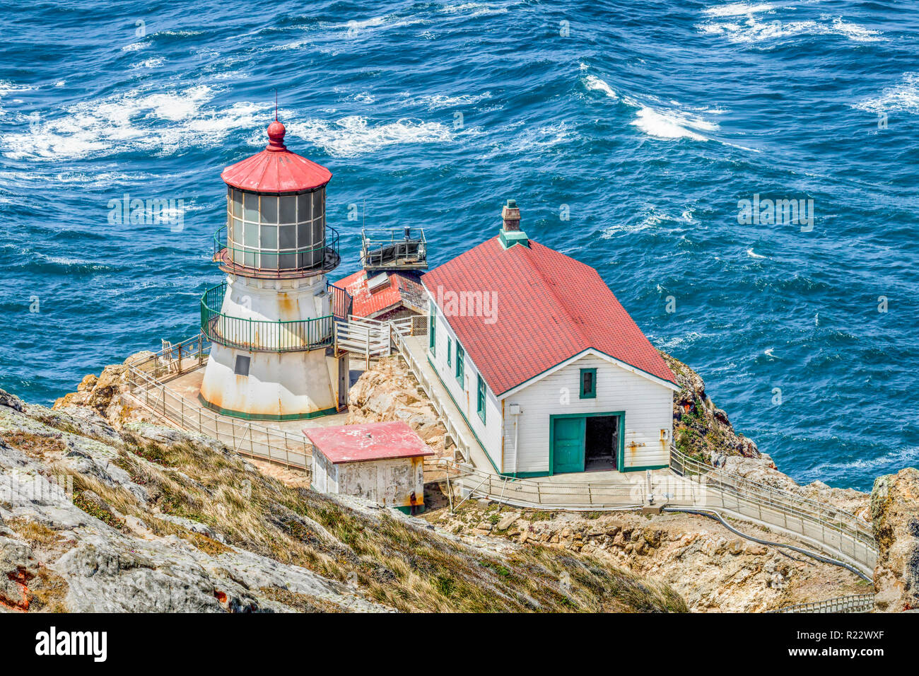 Costruito nel 1870, il punto Reyes Lighthouse è su di una scogliera rocciosa al di sopra del Golfo di Farallones in Point Reyes National Seashore, situato a Marin County, C Foto Stock