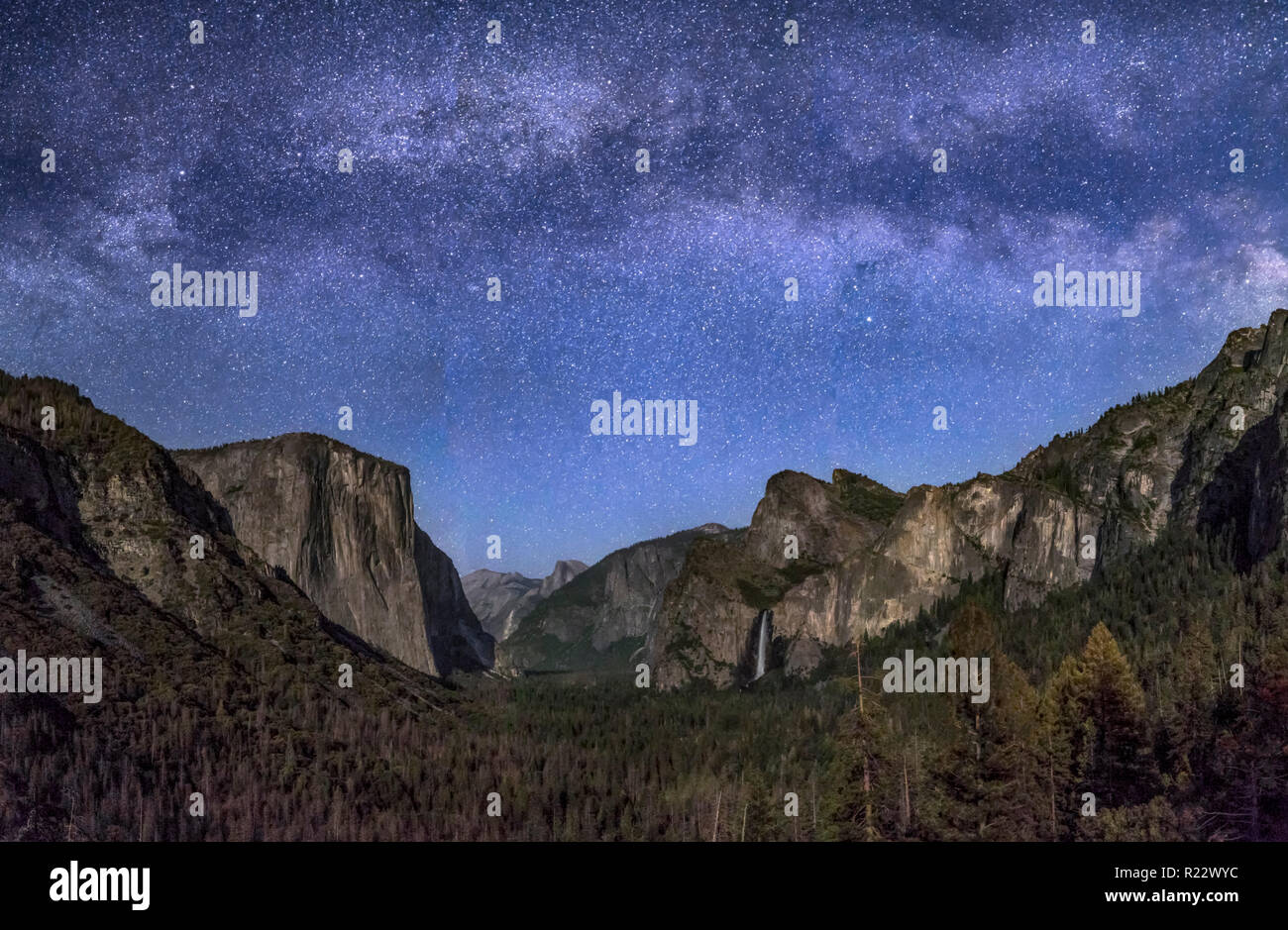 Il parco nazionale di Yosemite Valley, dalla vista di tunnel, è illuminato dalla luna di impostazione con la Via Lattea sopra. Foto Stock