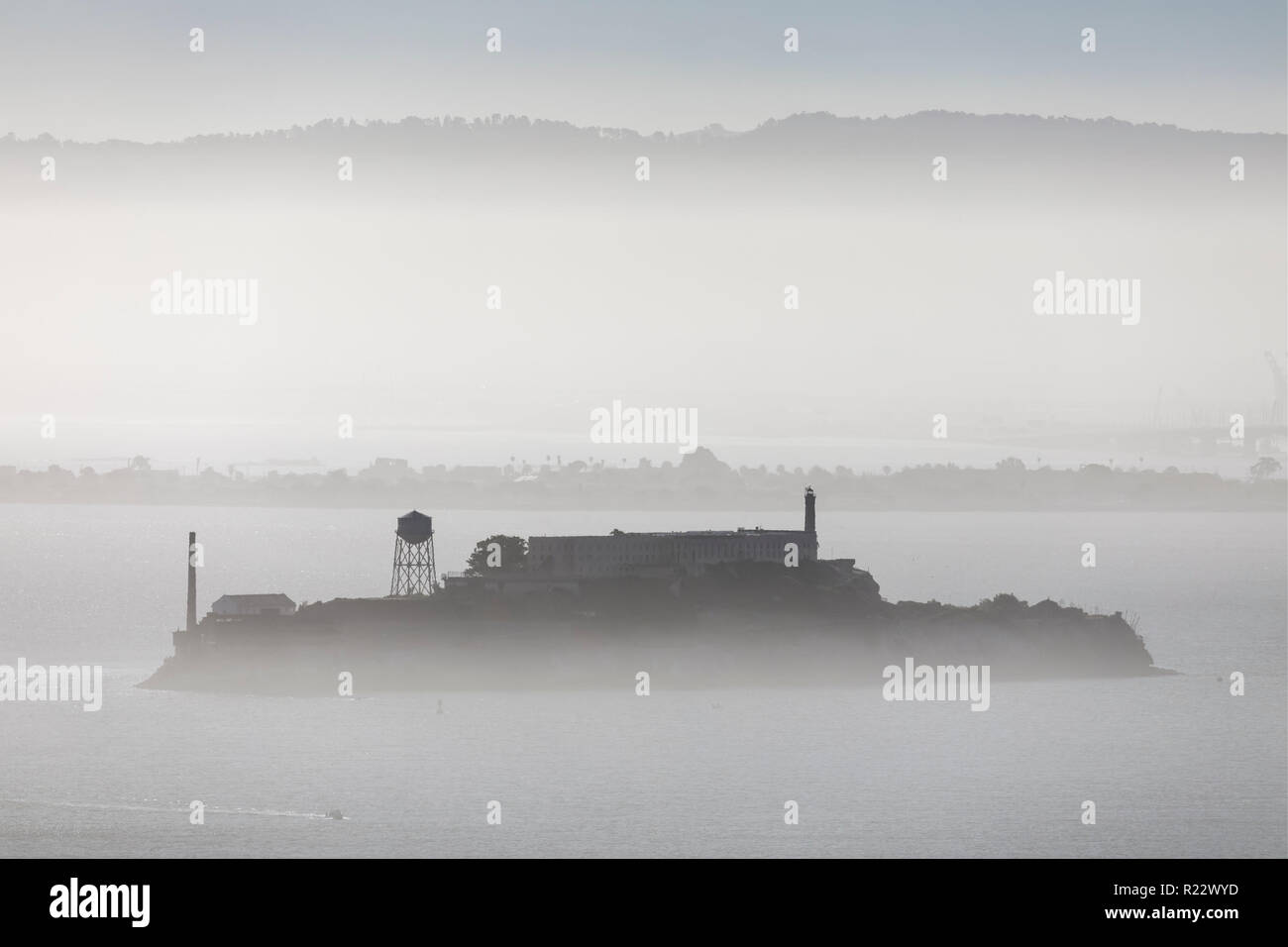Alcatraz, nella famigerata prigione di un'isola con lo stesso nome è visto da lontano in una nebbia la Baia di San Francisco. Foto Stock