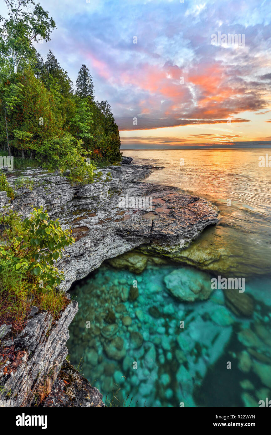 L'effimero della maestà di mattina presto è catturato sul roccioso sul Lago Michigan costa della contea di porta, Wisconsin Grotta Punto. Foto Stock