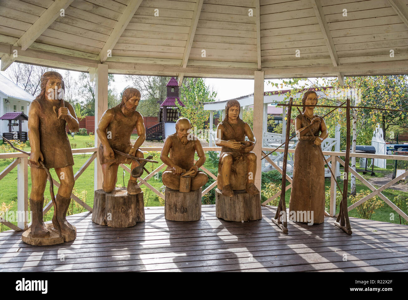 Villaggio Vyatkoye, Yaroslavl Regione, Russia - 10/02/2018: sculture Primitive di popoli primitivi il 2 ottobre 2018, villaggio Vyatkoye, Yaroslavl regi Foto Stock