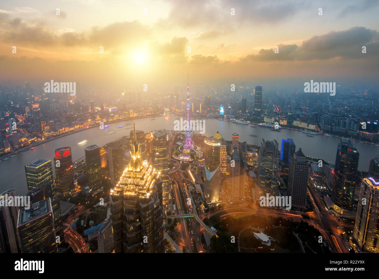 Lo skyline di Shanghai city scape, Shanghai luajiazui finance e il quartiere degli affari del commercio sullo skyline di zona, Shanghai in Cina. Asia. Il giorno e la notte. Foto Stock