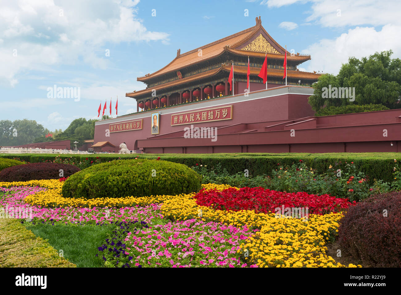 Porta di Tiananmen a Pechino in Cina. Il testo cinese sulla parete rossa si legge: evviva la Cina e l unità di tutti i popoli Foto Stock