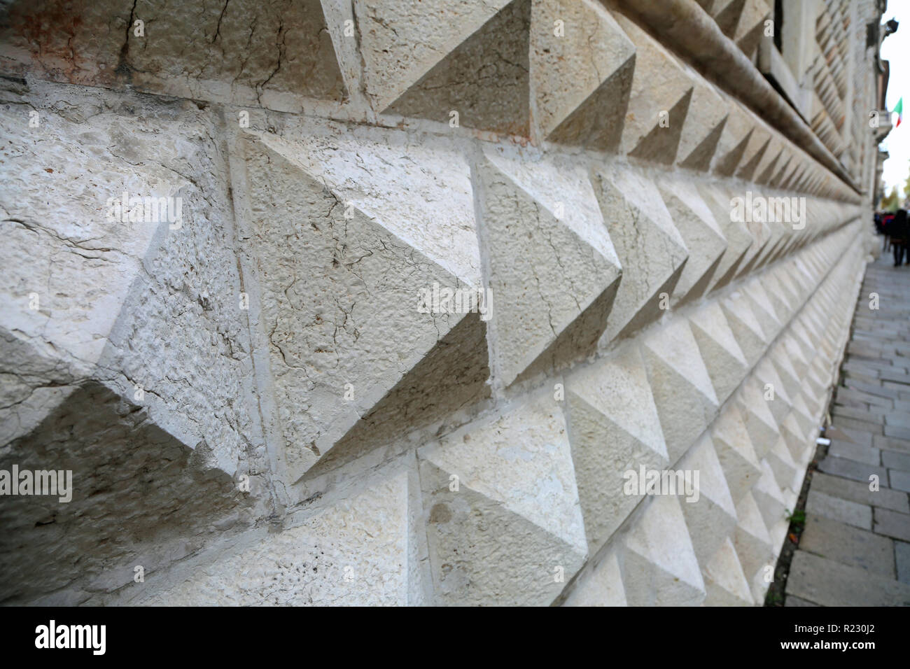 Dettaglio della parete di marmo del Palazzo dei Diamanti di Ferrara, Italia Foto Stock