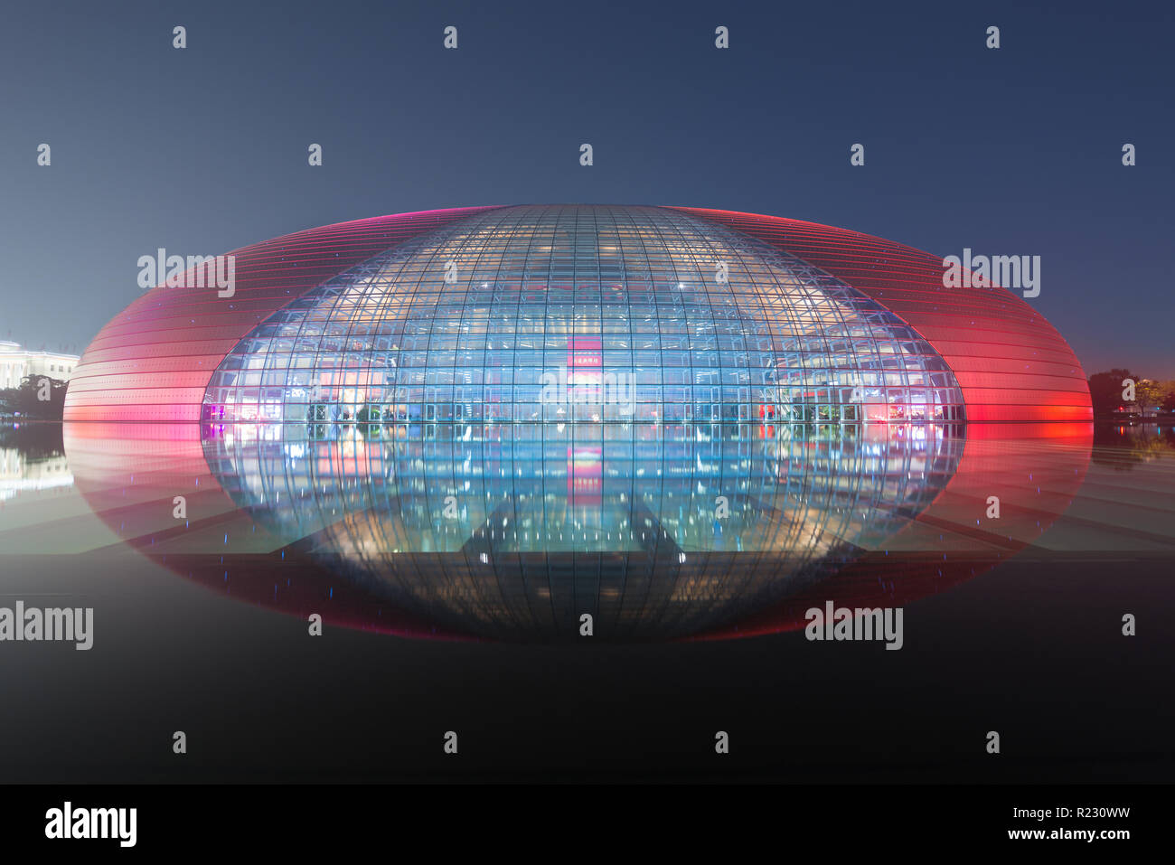 Pechino, Cina - 21 Ottobre 2017 : La bellissima scena notturna del National Grand Theatre (Centro Nazionale per le Arti dello Spettacolo) della Cina nel Foto Stock