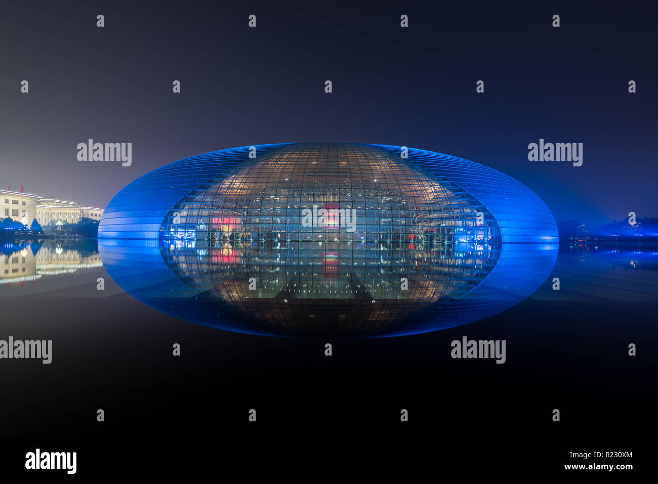 Pechino, Cina - 21 Ottobre 2017 : La bellissima scena notturna del National Grand Theatre (Centro Nazionale per le Arti dello Spettacolo) della Cina nel Foto Stock