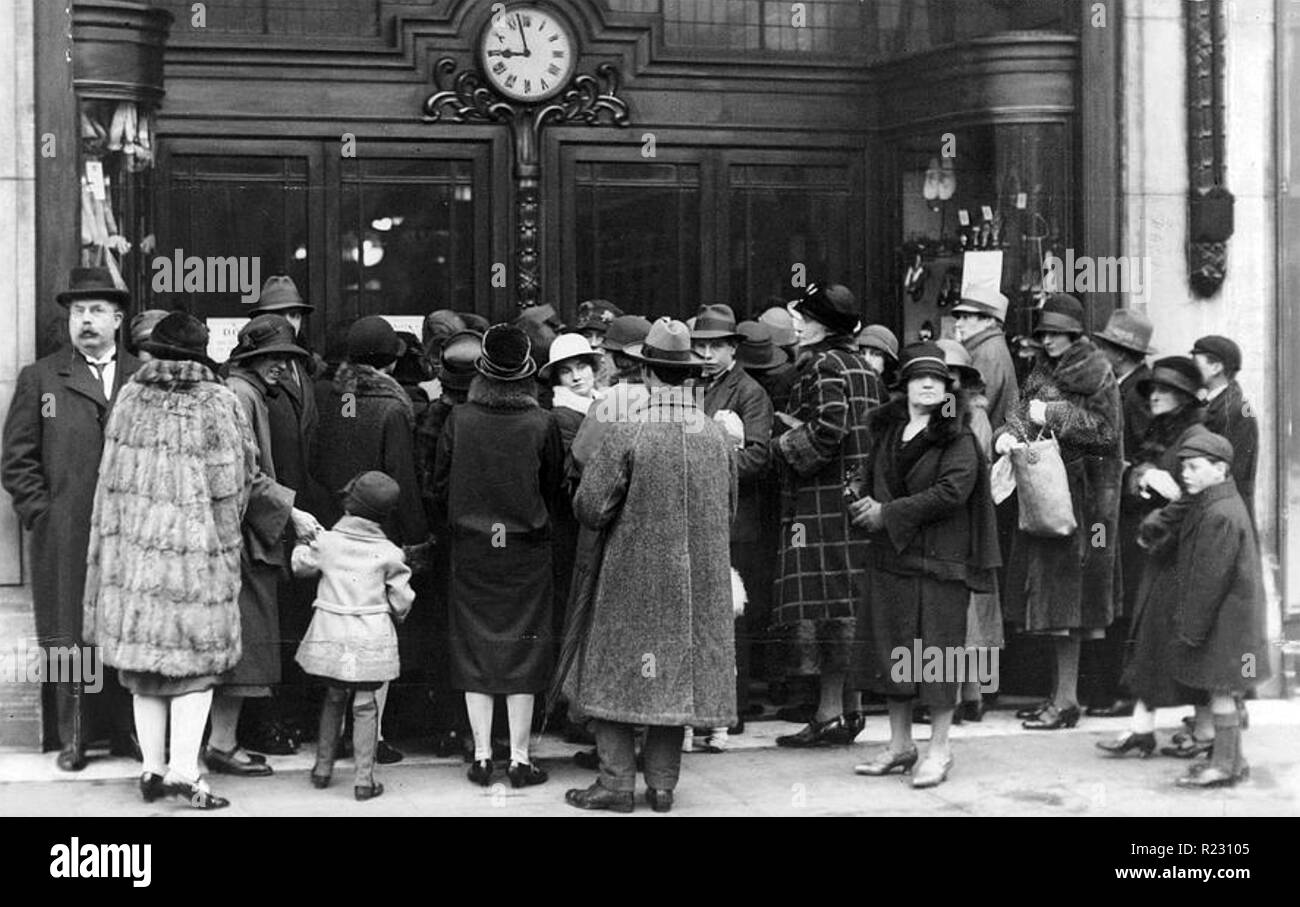 SELFRIDGES VENDITA 1926. I clienti presso la Oxford Street,Londra,memorizzare attendere per le porte da aprire a 9.0 Foto Stock
