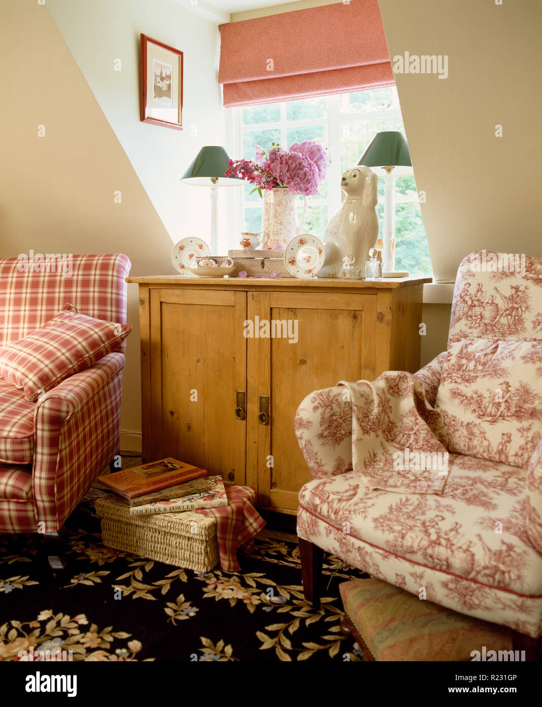 Rosa sopra cieco pine torace-di-cassetti in cottage salotto Foto Stock