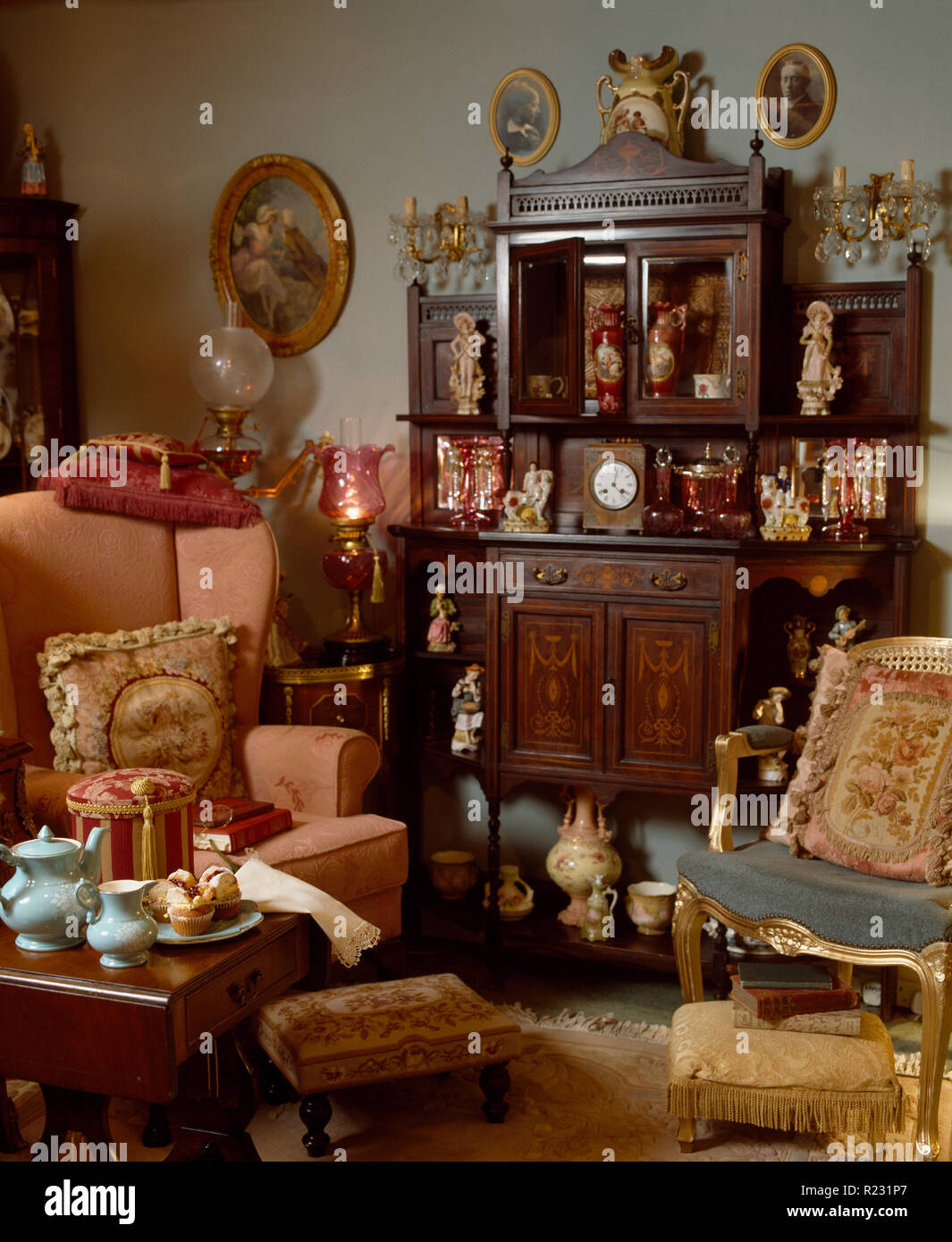 Cabinet Vintage in vecchio stile, ingombra la stanza di seduta Foto Stock