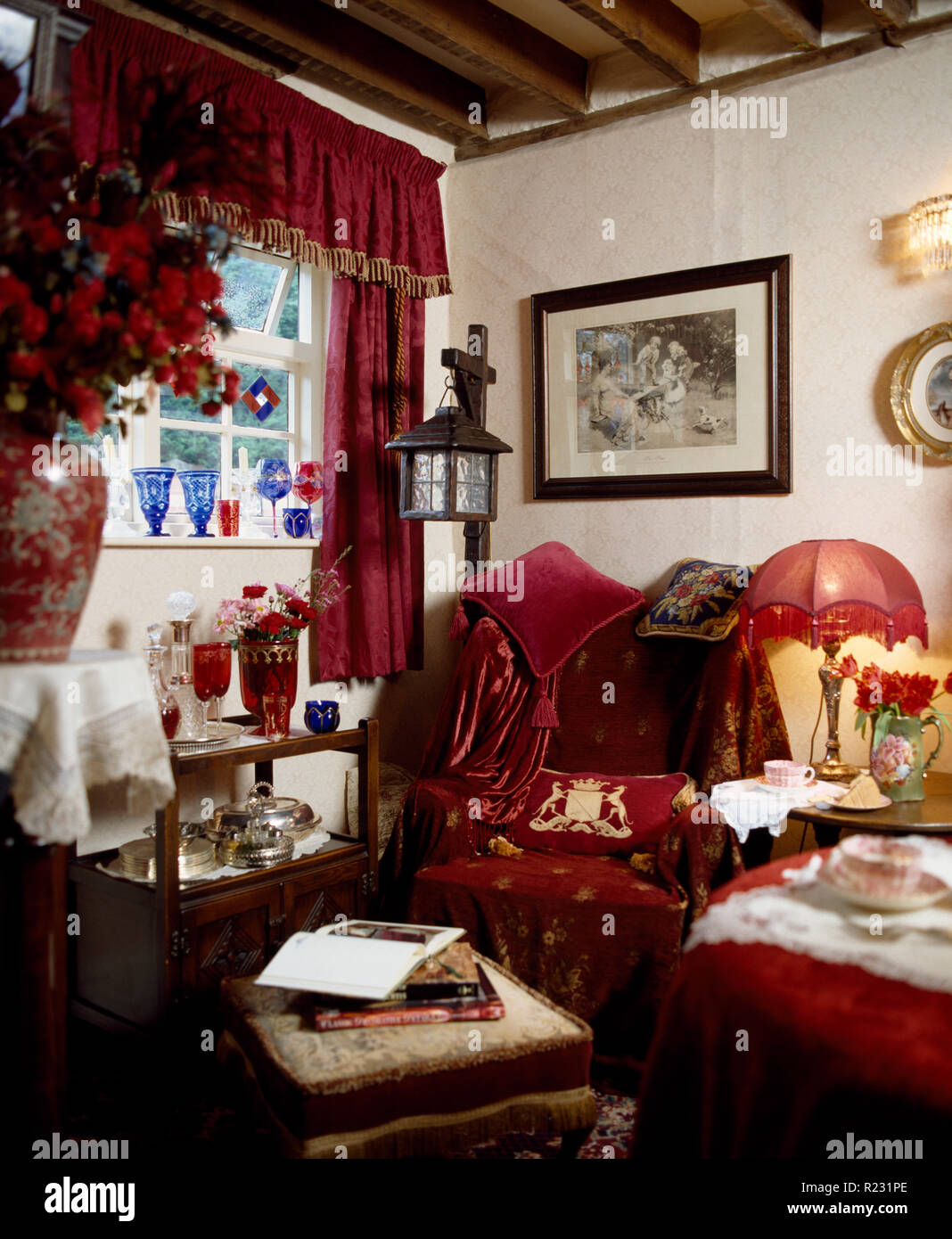 Tende rosse in vecchio stile, ingombra la stanza di seduta Foto Stock