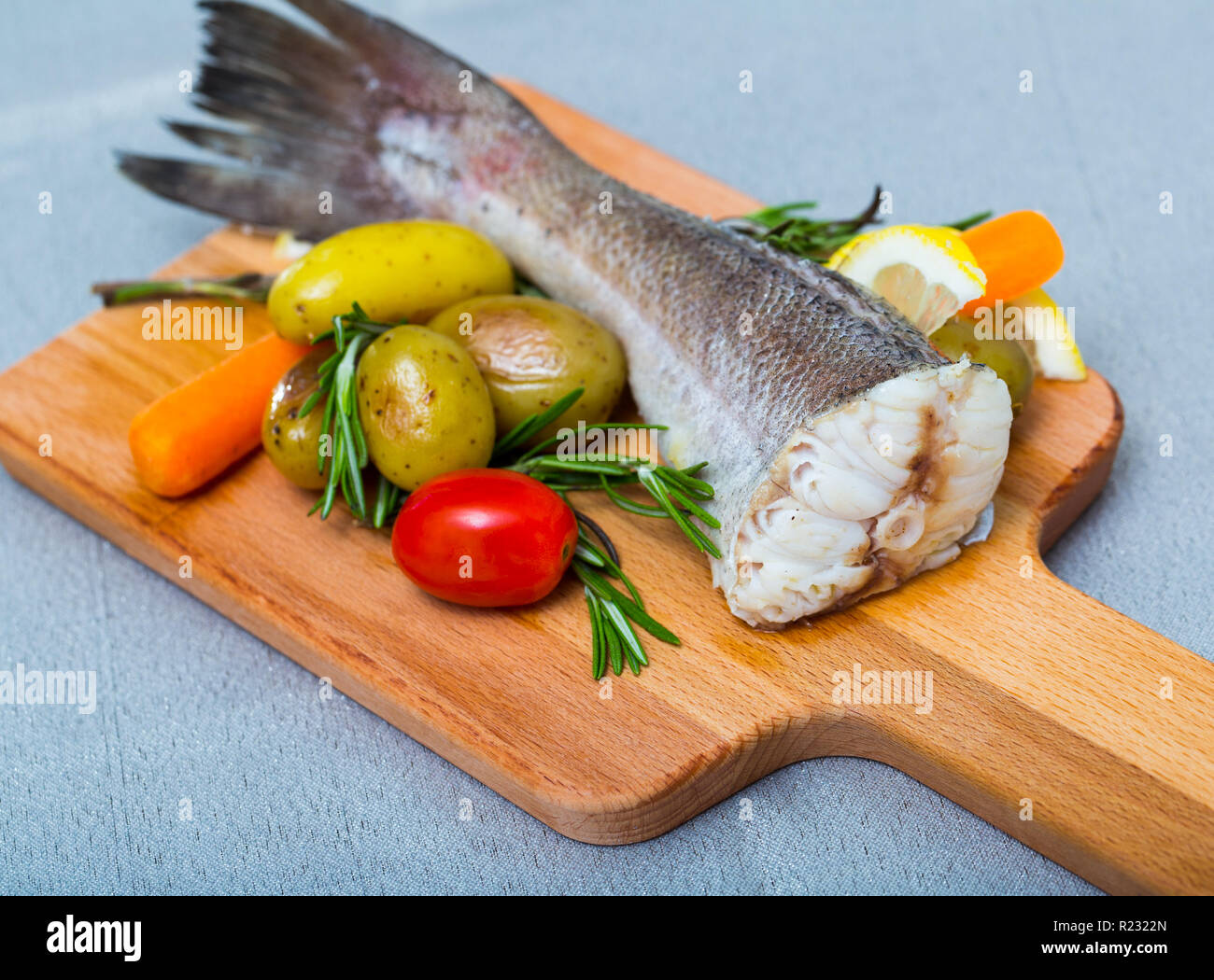 Il merluzzo cotto in stile rustico. Ricetta: meglio prendere coda cod 250 gr, strofinare con sale e pepe. Cuocere in forno per 20 minuti a 220 gr. Guarnire con bolliti potat Foto Stock Il merluzzo cotto in stile rustico. Ricetta: meglio prendere coda cod 250 gr, strofinare con sale e pepe. Cuocere in forno per 20 minuti a 220 gr. Guarnire con bolliti potat Foto Stock