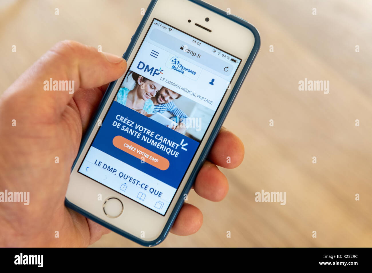 Parigi, Francia - 15 Novembre 2018 : assicurazione malattia francese sito web, presentando il nuovo 'Shared fascicolo medico'(DMP), su uno smartphone. Foto Stock